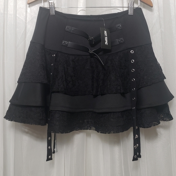 NWT Hot Topic Sz L Black Lace Layered Buckle Mini Skirt - Picture 2 of 12